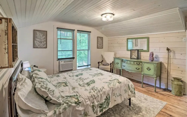 photo 5 of Country-chic Cotter Home w/ Outdoor Living Space!