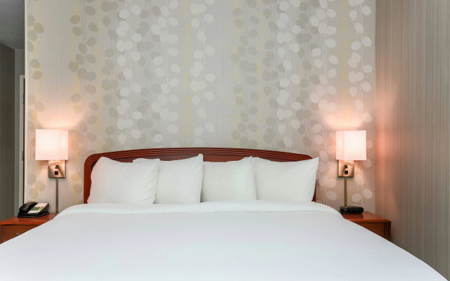 photo 4 of Courtyard by Marriott Roseville Galleria Mall/Creekside Ridge Drive