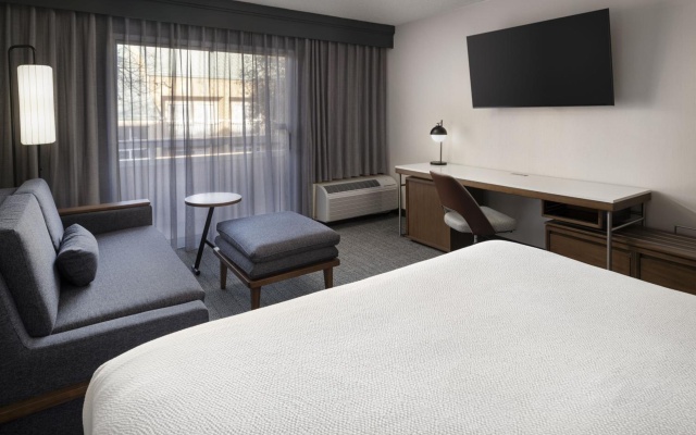 photo 4 of Courtyard by Marriott San Mateo Foster City