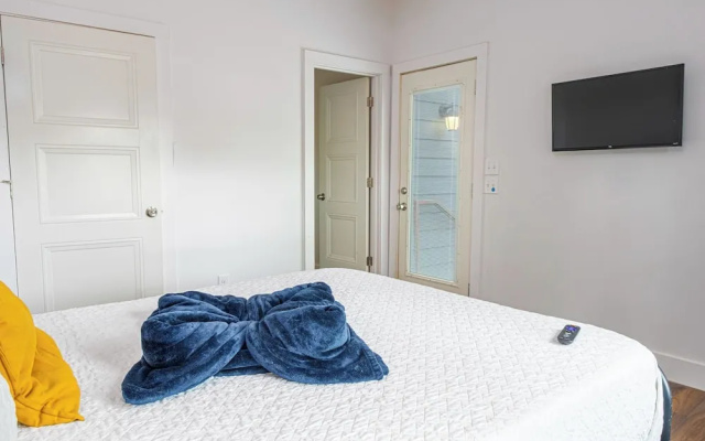photo 2 of Cozy and Gorgeous 2br/1ba Near Amazing Downtown