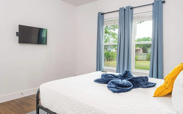 photo 3 of Cozy and Gorgeous 2br/1ba Near Amazing Downtown