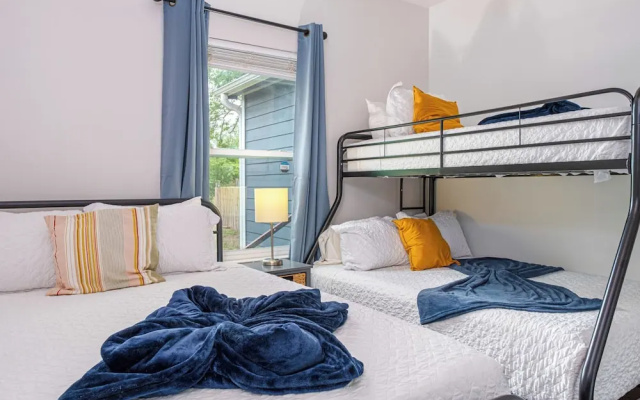 photo 4 of Cozy and Gorgeous 2br/1ba Near Amazing Downtown