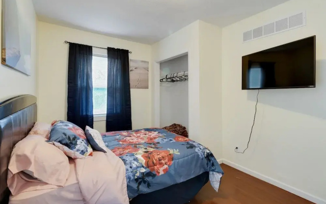 photo 4 of Cozy Apt Near Uc, Hospital And Zoo! Amazing Location! 1 Bedroom Apts by Redawning