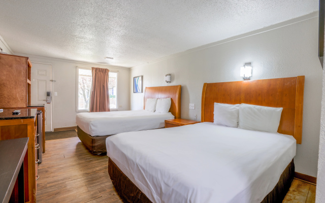 photo 4 of Cozy Garden Inn By OYO Hwy 40 Richmond