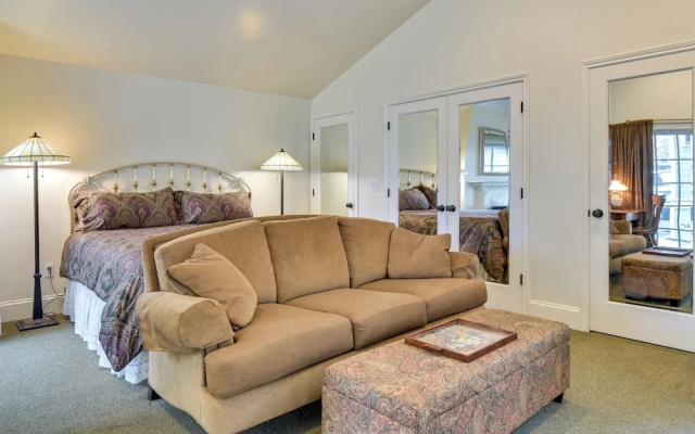 photo 2 of Cozy Portland Studio w/ Electric Fireplace
