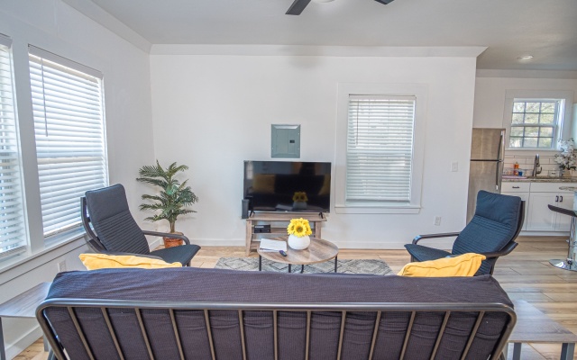 photo 2 of Cozy Remodeled 2br/1ba Near Downtown