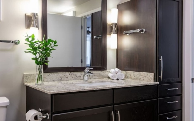 photo 5 of Downtown Dallas CozySuites w/ roof pool, gym #1