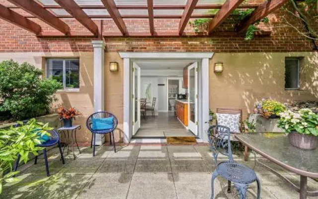 photo 2 of Craftsman Corridor - Free Parking - Fast WIFI - Near UW