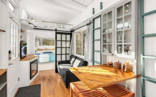 photo 4 of Craftsman Corridor - Free Parking - Fast WIFI - Near UW