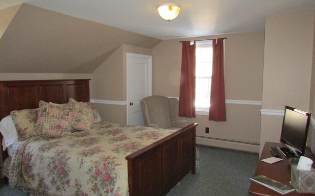 photo 3 of Curtis House Inn
