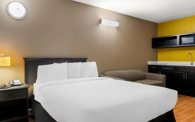 photo 4 of Signature Inn Danville