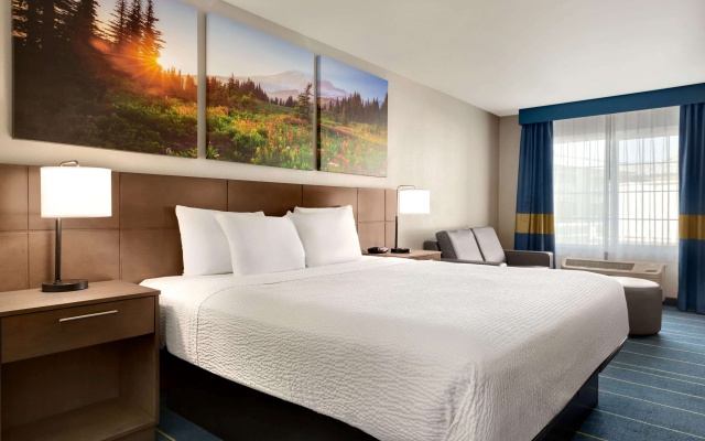 photo 3 of Days Inn & Suites by Wyndham Anaheim At Disneyland Park