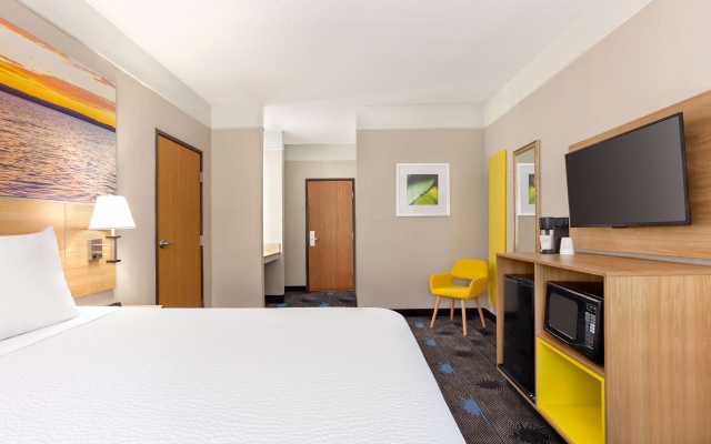 photo 4 of Days Inn by Wyndham Kansas City International Airport