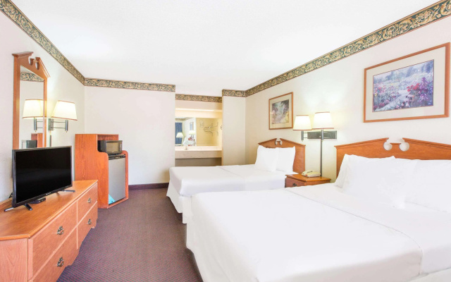 photo 4 of Executive Inn & Suites