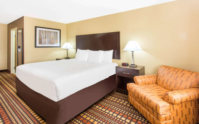 photo 3 of Days Inn & Suites by Wyndham Davenport East