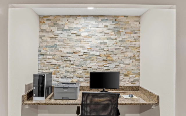 photo 2 of Days Inn & Suites by Wyndham Des Moines Airport