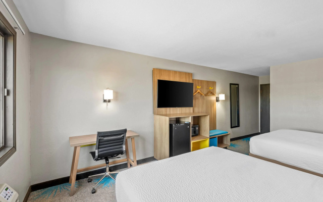 photo 3 of Days Inn & Suites by Wyndham Des Moines Airport