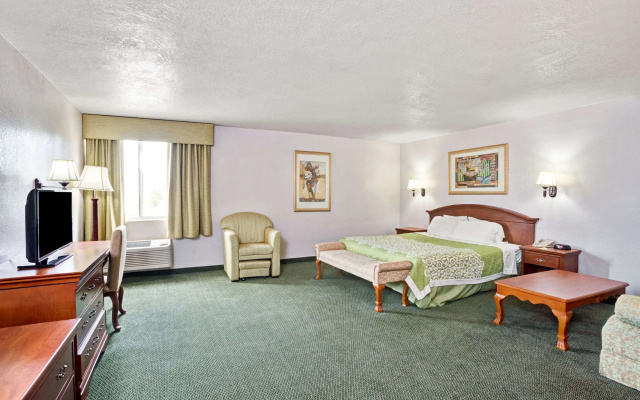 photo 5 of Days Inn & Suites by Wyndham Fullerton