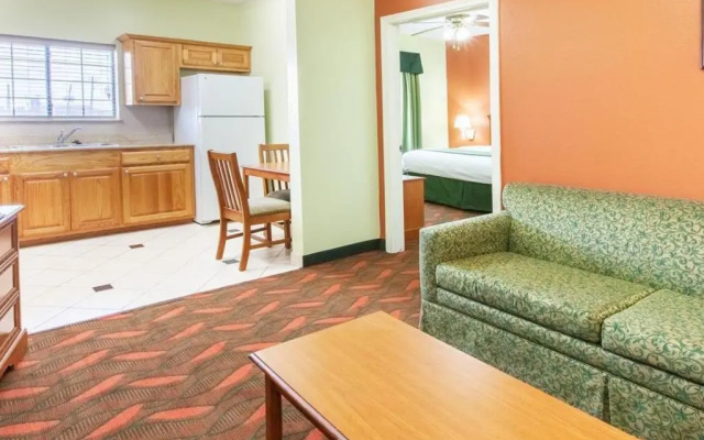 photo 2 of DAYS INN & SUITES BY WYNDHAM HOUSTON HOBBY AIRPORT