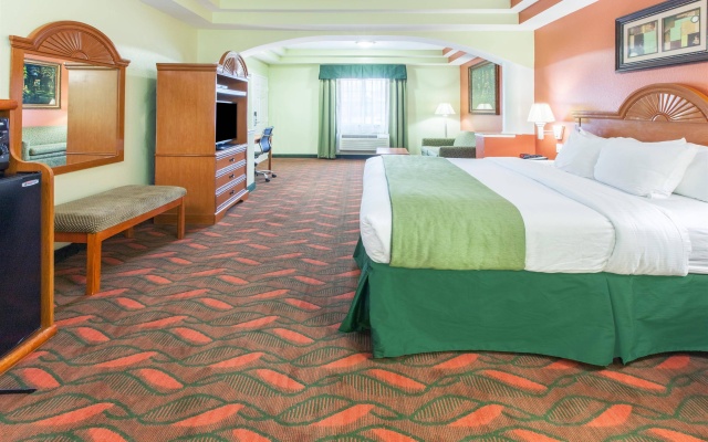 photo 3 of DAYS INN & SUITES BY WYNDHAM HOUSTON HOBBY AIRPORT