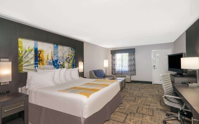 photo 4 of Days Inn by Wyndham Asheville Downtown North