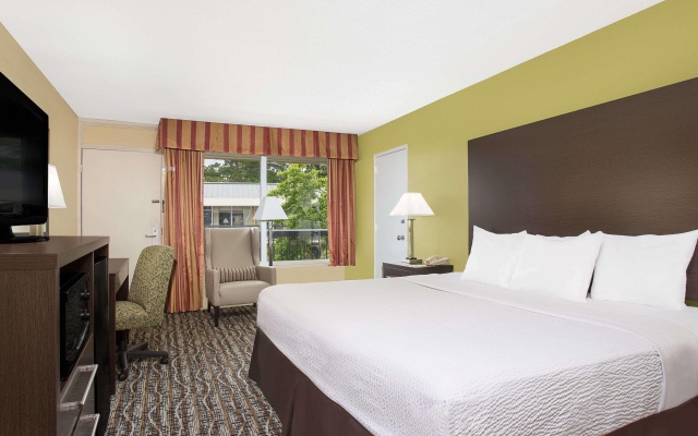 photo 2 of Days Inn Asheville/Mall