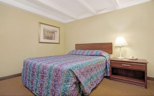 photo 5 of Days Inn by Wyndham Bloomington West