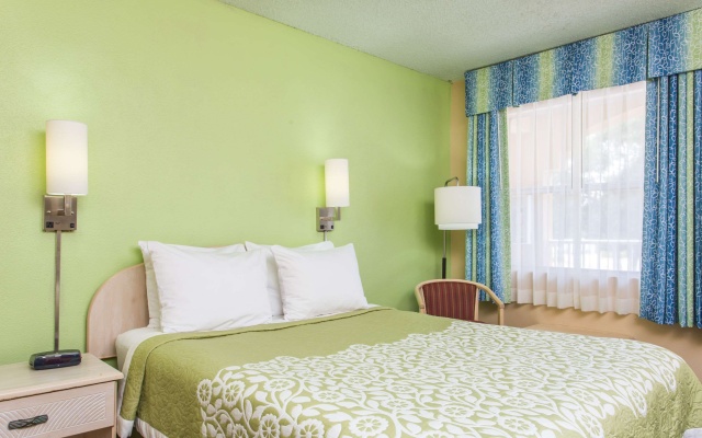 photo 3 of Days Inn by Wyndham Bradenton I-75