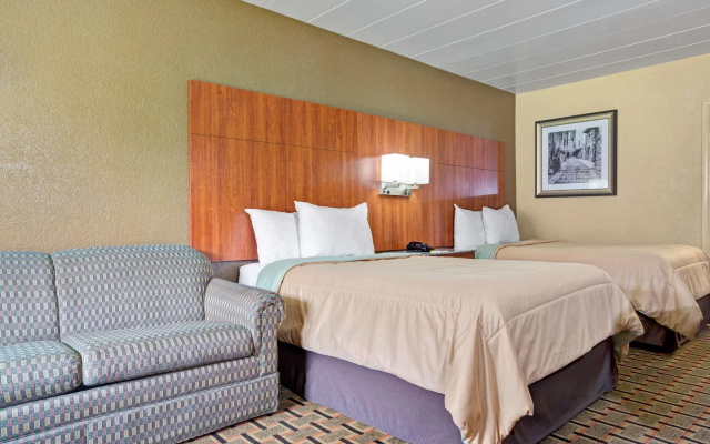 photo 3 of Royal Inn