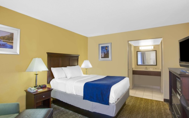photo 4 of Days Inn by Wyndham Charleston Historic District