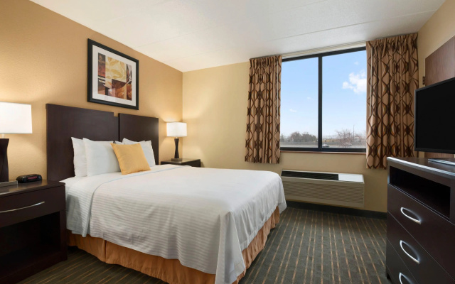 photo 3 of Days Hotel by Wyndham University Ave SE