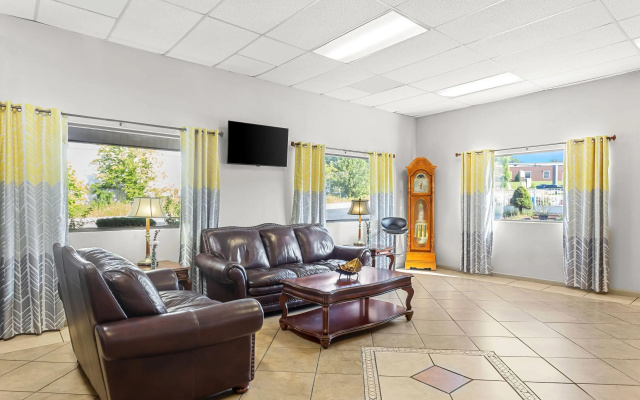 photo 3 of Days Inn by Wyndham Huntington