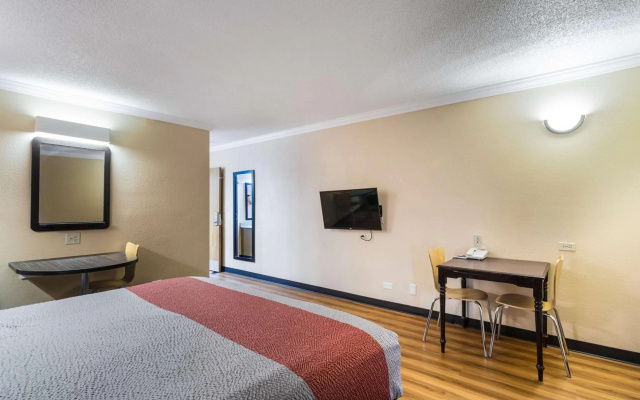photo 3 of Motel 6 Libertyville, IL