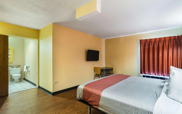 photo 5 of Motel 6 Libertyville, IL