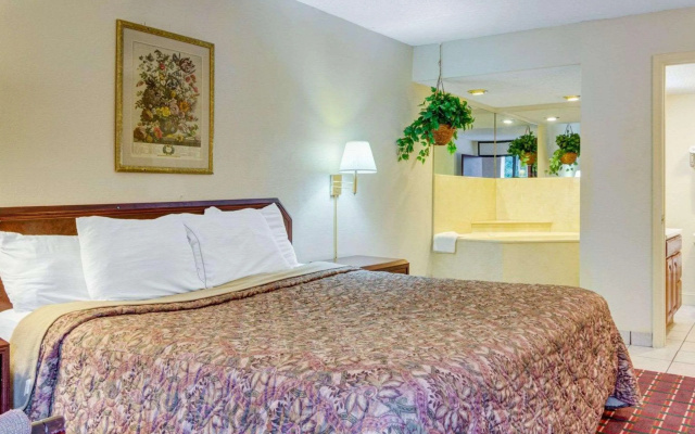 photo 4 of Rodeway Inn Norcross