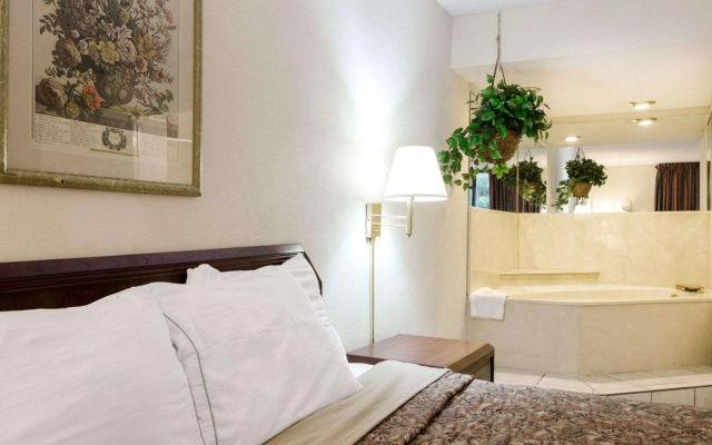 photo 5 of Rodeway Inn Norcross