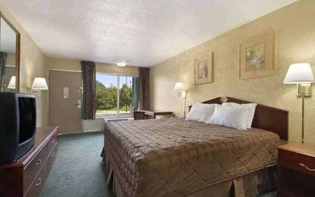 photo 5 of Days Inn Roanoke Civic Center