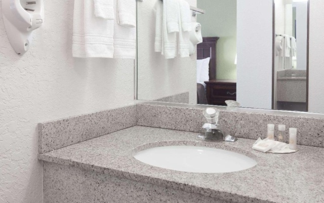 photo 4 of Days Inn By Wyndham Sarasota - Siesta Key