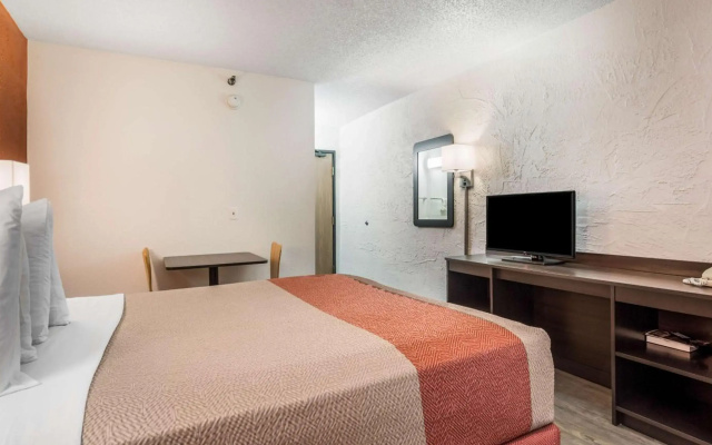 photo 4 of Motel 6 Elk Grove Village, IL