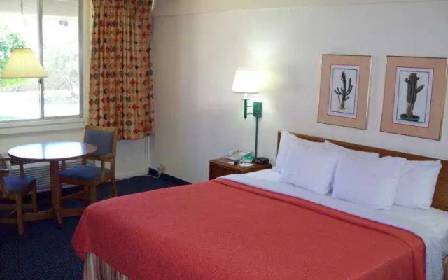 photo 3 of Days Inn Scottsdale Fashion Square