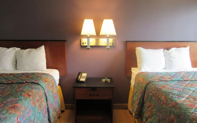photo 2 of Rodeway Inn Arlington Entertainment District Area