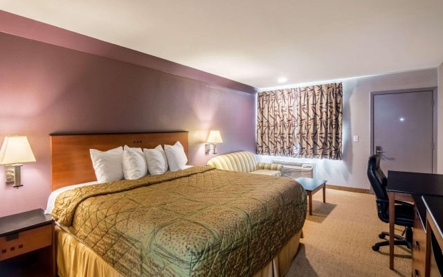 photo 4 of Rodeway Inn Arlington Entertainment District Area