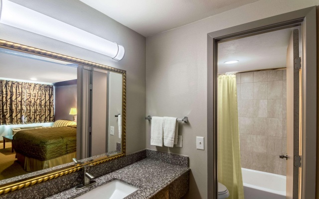 photo 5 of Rodeway Inn Arlington Entertainment District Area