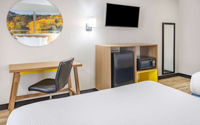 photo 4 of Days Inn Spartanburg Waccamaw