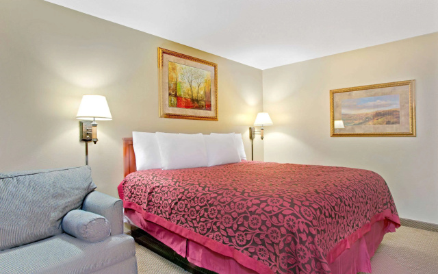 photo 4 of Days Inn and Suites by Wyndham St. Louis/Westport Plaza