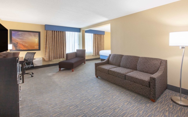 photo 2 of Days Inn And Suites By Wyndham Grand Rapids Near Downtown