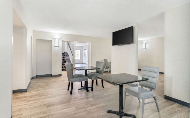 photo 4 of Days Inn & Suites by Wyndham Kansas City Downtown