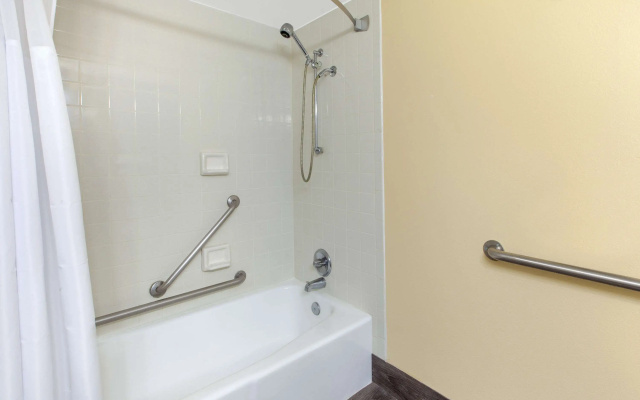 photo 4 of Days Inn & Suites Grand Rapids Near Downtown