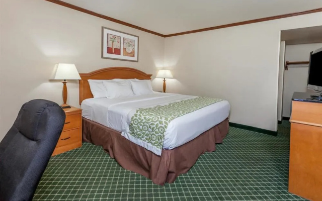 photo 4 of Days Inn & Suites Warren