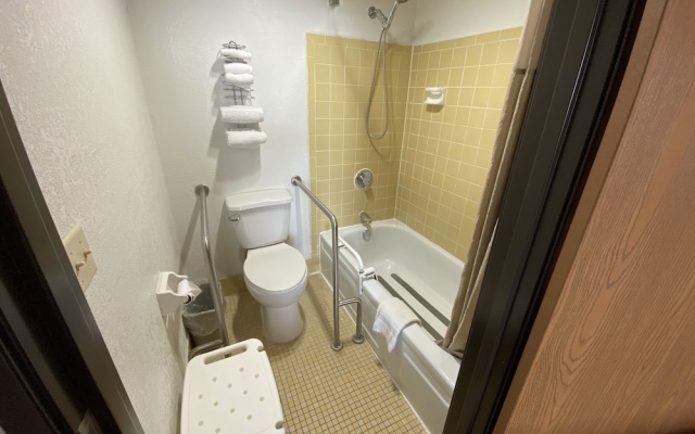 photo 5 of DAYS INN WAUSAU/NORTH/I-52 (Motel 6 Wausau)
